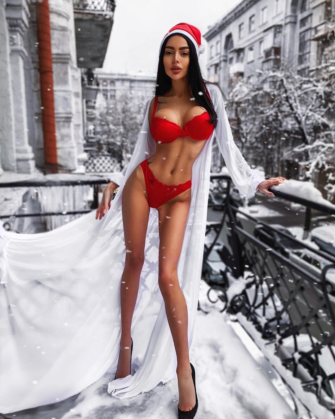 Alena Ivchenkoning yalangoch fotosurati.